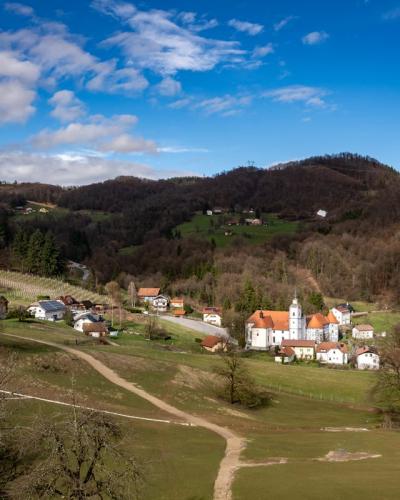 Picturesque landscape of Šmarje pri Jelšah with rolling hills and a traditional church.