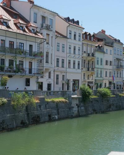 Picturesque view of historic buildings along the Ljubljanica River in Ljubljana, Slovenia.