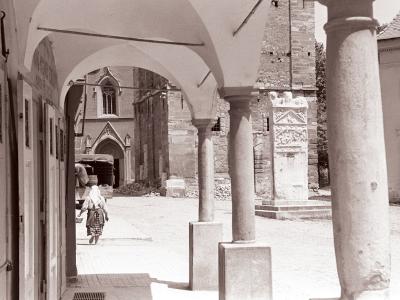 Slovenski trg na Ptuju s pogledom na Orfejev spomenik in na Gledališče Ptuj 1960