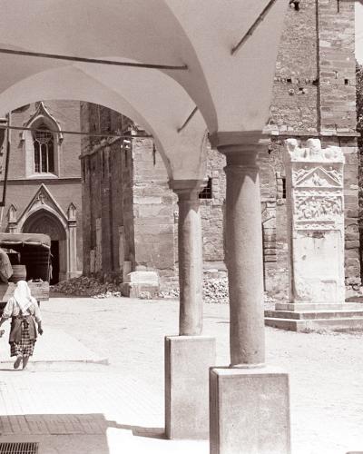 Slovenski trg na Ptuju s pogledom na Orfejev spomenik in na Gledališče Ptuj 1960