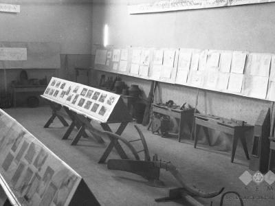 Razstava etnografskih predmetov terena Šmarje-Sap v dvorani Zadružnega doma v Šmarju ob zaključku terenskega dela 1949
