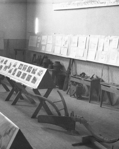 Razstava etnografskih predmetov terena Šmarje-Sap v dvorani Zadružnega doma v Šmarju ob zaključku terenskega dela 1949