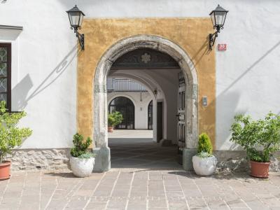 Radovljica Linhartov Trg 30 Pfarrhof Portal 13052015 3680
