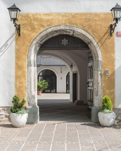 Radovljica Linhartov Trg 30 Pfarrhof Portal 13052015 3680