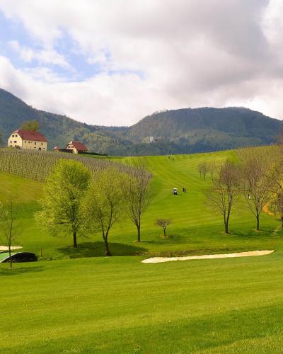 Golf Zlati grič - pomlad 2016 s konjiškim gradom v ozadju (Golf course Zlati Grič - spring 2016 with castle in background) - panoramio