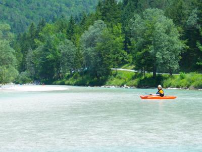 Kayaking on Soca river (42197319524)
