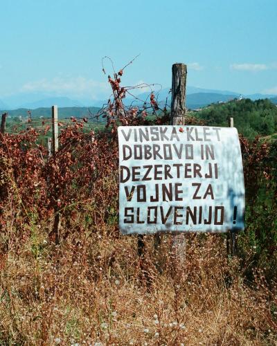 Goriška Brda -- "Vinska klet Dobrovo in dezerteri vojne za Slovenijo!" (7933195082)