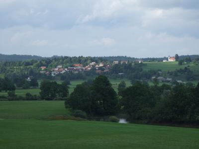 Fluss Unica und Dorf Jakovica (Gemeinde Logatec) zoom