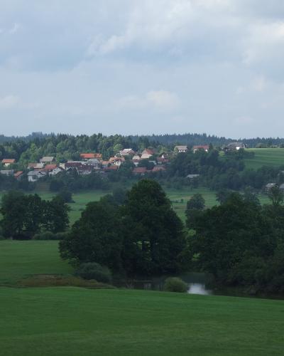 Fluss Unica und Dorf Jakovica (Gemeinde Logatec) zoom