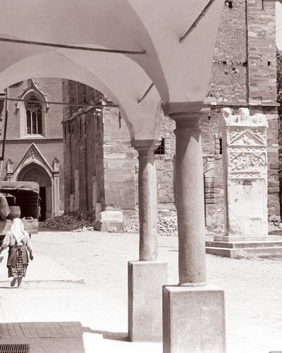 Slovenski trg na Ptuju s pogledom na Orfejev spomenik in na Gledališče Ptuj 1960