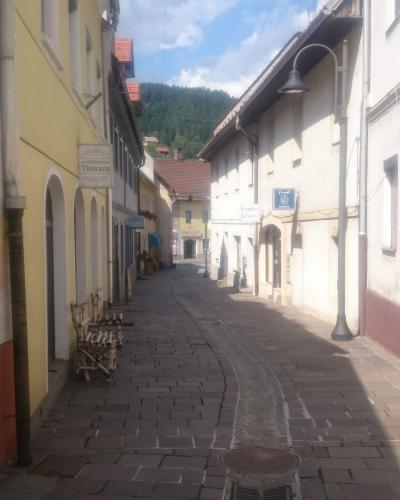 Ravne na Koroskem, Partizanska cesta 01