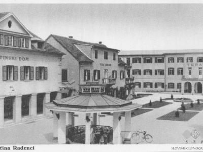 A black-and-white postcard showing a paved courtyard with a central gazebo, flanked by buildings labeled "SLATINSKI DOM," "VILA LOVRE," and "TERAPIJA," with the caption "Slatina Radenci" at the bottom.