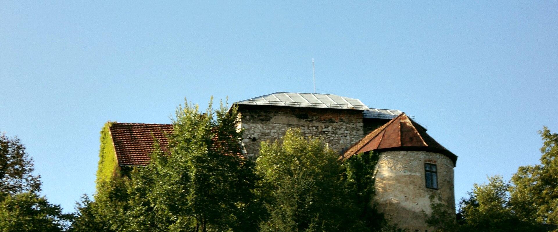 Vinica castle on its hill above the Kolpa