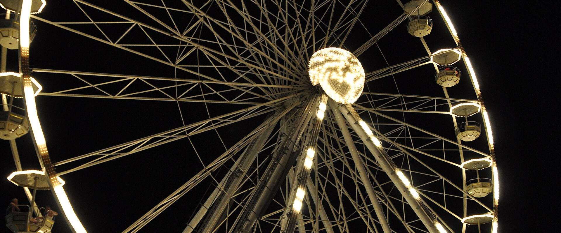 Illuminated Ferris wheel at the Terme Čatež resort at night